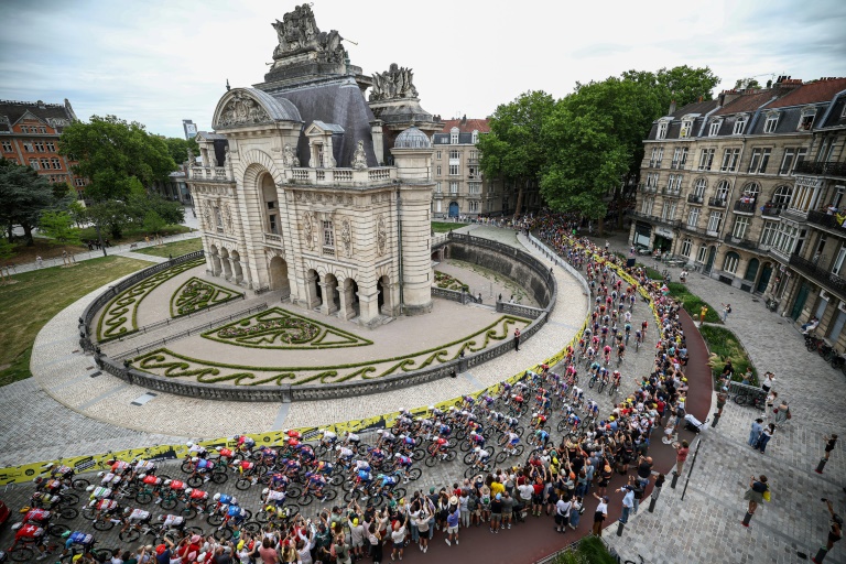 Le peloton de 184 coureurs au départ de la première étape du Tour de France, le 5 juillet 2025 à Lille
