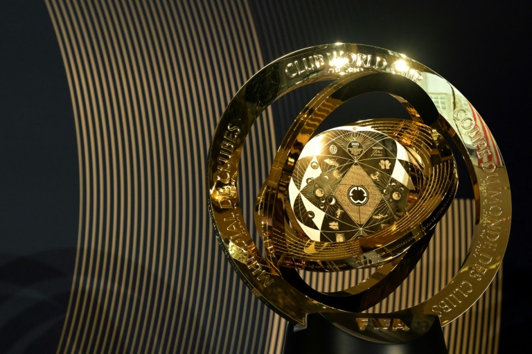 Le trophée du Mondial des clubs de la FIFA est exposé à la Trump Tower à New York, le 12 juillet 2025