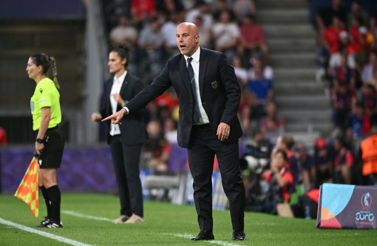 Le sélectionneur de l'Italie Andrea Soncin durant le match de poules de l'Euro-2025 contre l'Espagne le 11 juillet 2025 à Berne