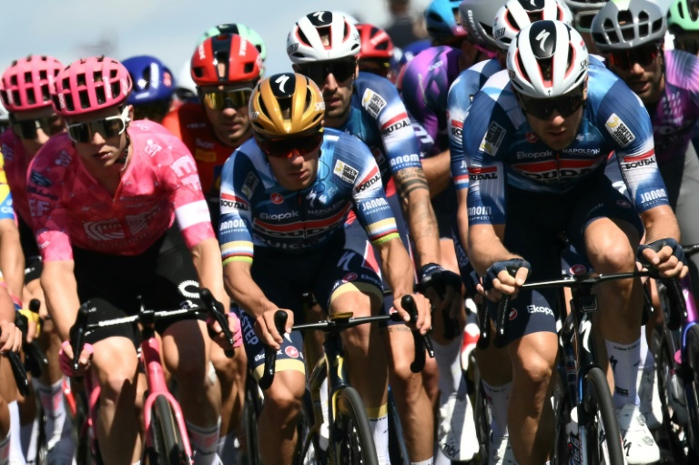 Le coureur belge Remco Evenepoel, au centre, lors de la 4e étape du Tour de France entre Amiens et Rouen, le 8 juillet 2025