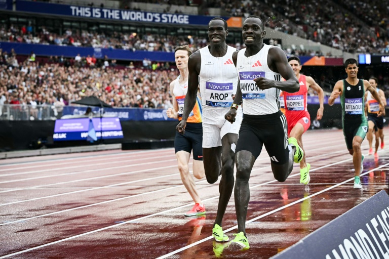 Le Kényan Emmanuel Wanyonyi (premier plan) devant le Canadien Marco Arop lors du 800 m au meeting de Londres en Ligue de diamant le 19 juillet 2025