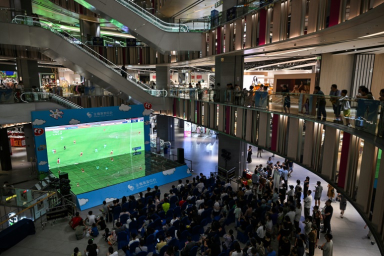 Retransmission sur écran géant dans un centre commercial du match de championnat amateur de football entre Suzhou et Zhenjiang, le 20 juillet à Suzhou
