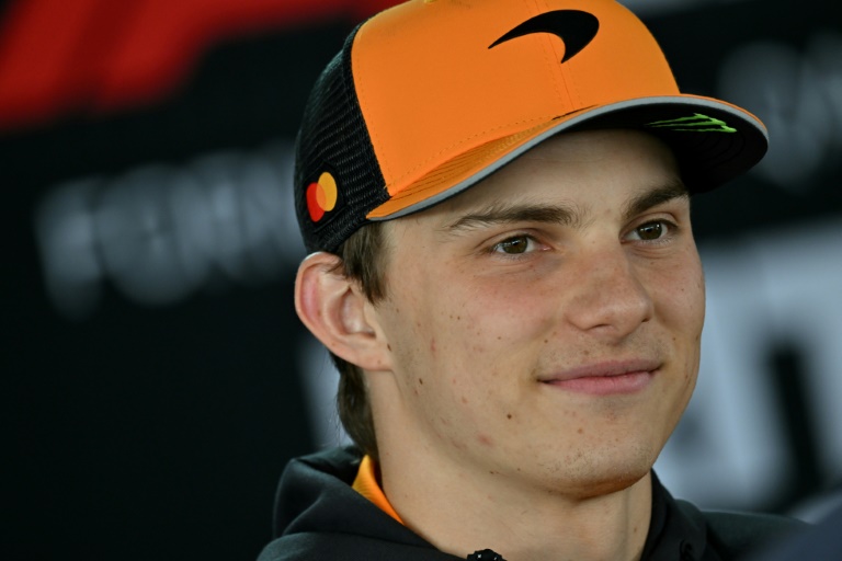 Le jeune pilote australien de l'écurie McLaren Oscar Piastri dans le paddock du circuit de Silverstone, le 3 juillet 2025