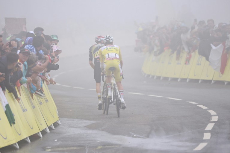 Le Slovène Tadej Pogacar dans la roue du Danois Jonas Vingegaard dans le final de la 14e étape du Tour de France à Luchon-Superbagnères, le 19 juillet 2025