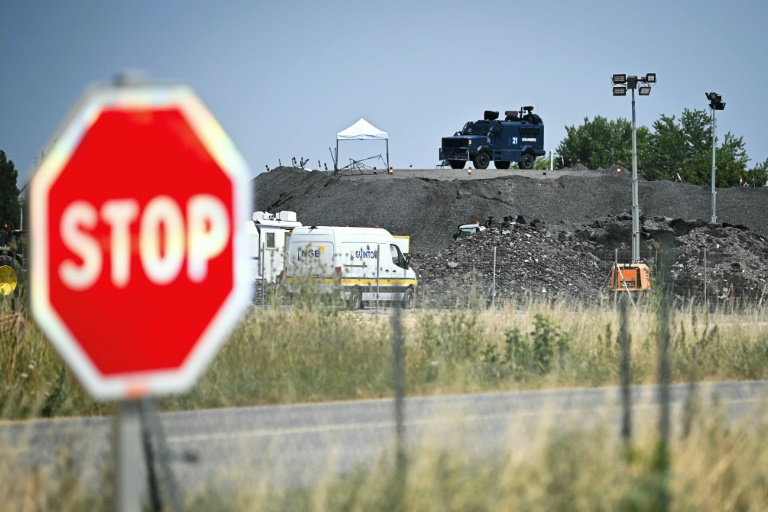 es gendarmes surveillent une portion de A69, à proximité d'une réunion de militants opposés à la contstruction de cette autoroute devant relier Toulouse et Castres, le 4 juillet 2025 à Maurens-Scopont (Tarn)