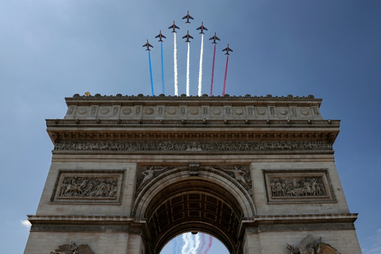 La Patrouille de France au dessus de l'Arc de Triomphe à Paris, le 9 juillet 2025, lors d'une répétition pour le défilé annuel du 14-Juillet