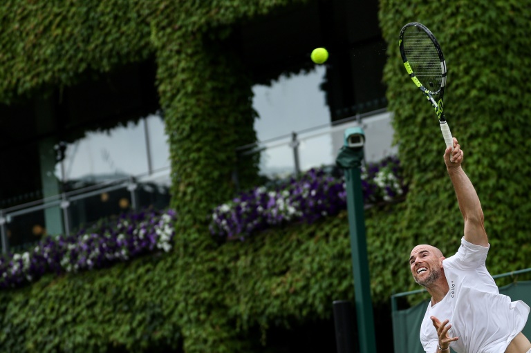 Adrian Mannarino vainqueur du duel franco-français contre Valentin Royer au deuxième tour du tournoi sur gazon de Wimbledon, le 2 juillet 2025 à Londres
