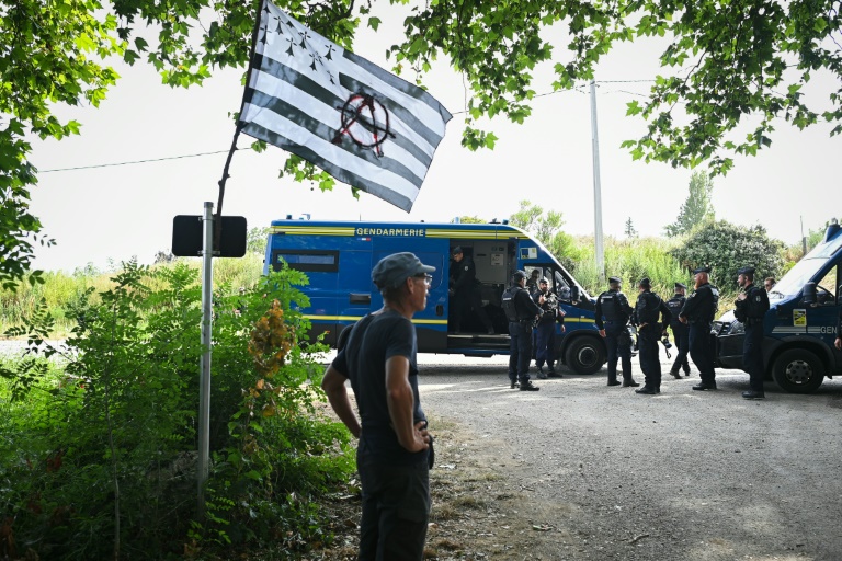 Des gendarmes et des opposants au projet de l'autoroute A69 Toulouse-Castres près de l'entrée du camp où doit se tenir un rassemblement près de Maurens-Scopont, dans le Tarn, le 5 juillet 2025