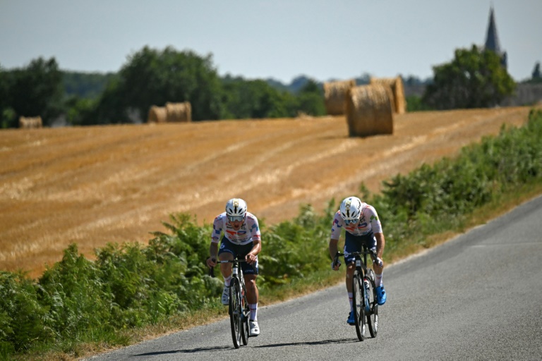 Mathieu Burgaudeau et Mattéo Vercher lors de leur échappée durant la 8e étape du Tour de France, le 12 juillet 2025 entre Saint-Méen-le-Grand et Laval
