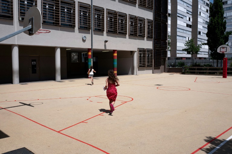 Au soleil, pour les enfants, il faudrait privilégier des vêtements couvrants, notamment un chapeau à larges bords, même si le temps est couvert