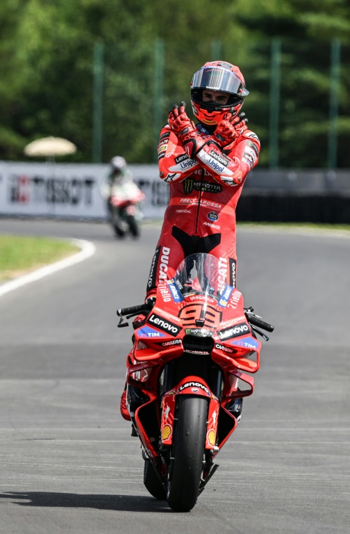 Le pilote espagnol de MotoGP Marc Marquez célèbre sa victoire au GP de Brno, en République tchèque le 20 juillet 2025