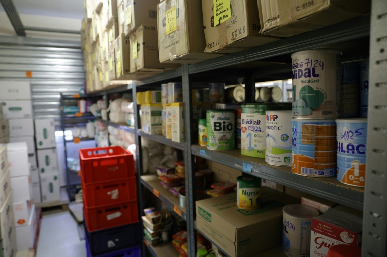 Du lait pour enfants sur les étagères d'un centre des Restos du coeur, à Asnières-sur-Seine, au nord de Paris, le 21 novembre 2023