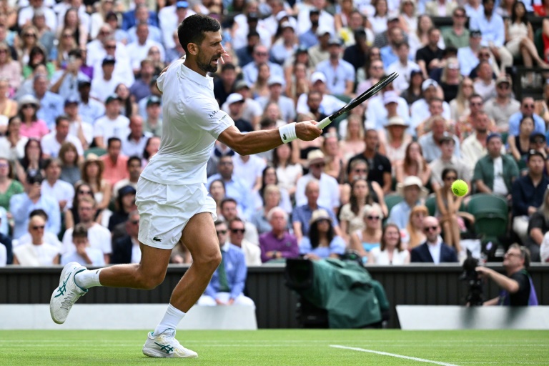 Le Serbe Novak Djokovic en quarts de finale de Wimbledon contre l'Italien Flavio Cobolli le 9 juillet 2025 à Londres