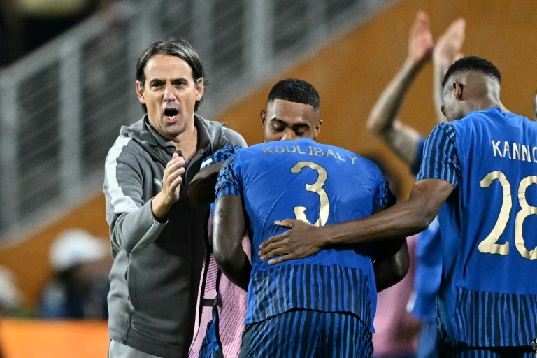 Simone Inzaghi avec ses joueurs d'Al Hilal lors du 8e de finale du Mondial des clubs contre Manchester City, le 30 juin 2025 à Orlando (Etats-Unis)