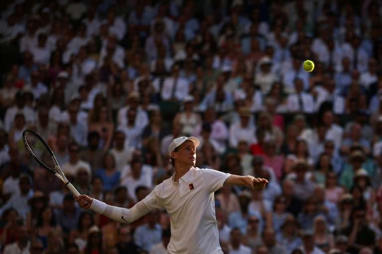 Le N.1 mondial italien Jannik Sinner lors de sa demi-finale de Wimbledon contre le Serbe Novak Djokovic au All England Lawn Tennis Club (Londres) le 11 juillet 2025