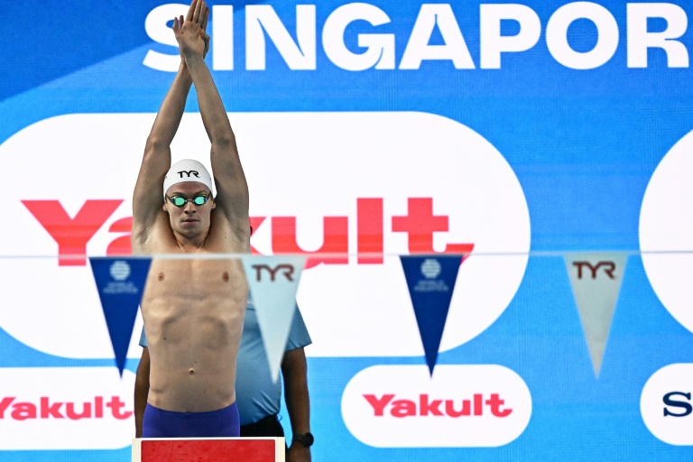 Lééon Marchand avant la demi-finale du 200 m 4 nages des Mondiaux de Singapour, le 30 juillet  2025