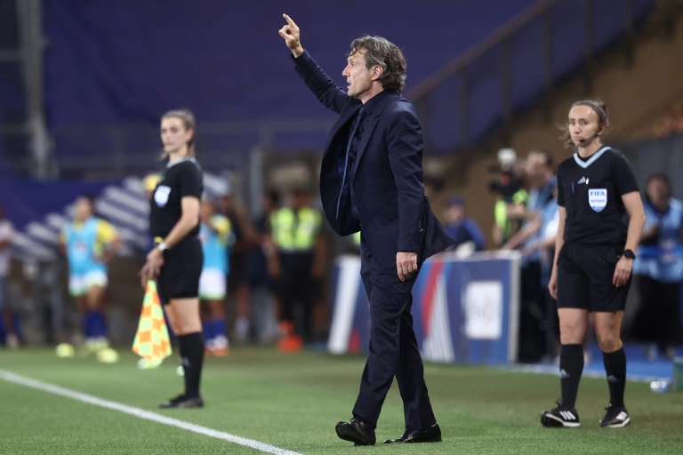 Le sélectionneur des Bleus Laurent Bonadei lors du match amical contre le Brésil, le 27 juin 2025 à Grenoble