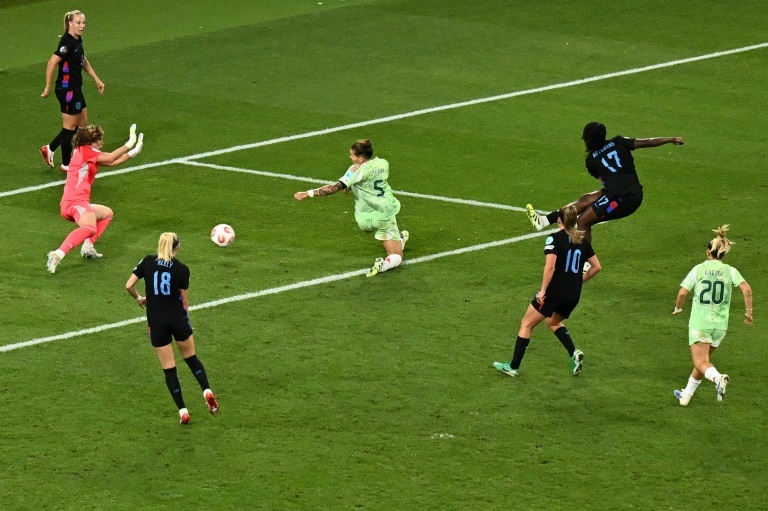 La remplaçante Michelle Agyemang (N.17) égalise pour l'Angleterre contre l'Italie en demi-finale de l'Euro le 22 juillet 2025 au Stade de Genève
