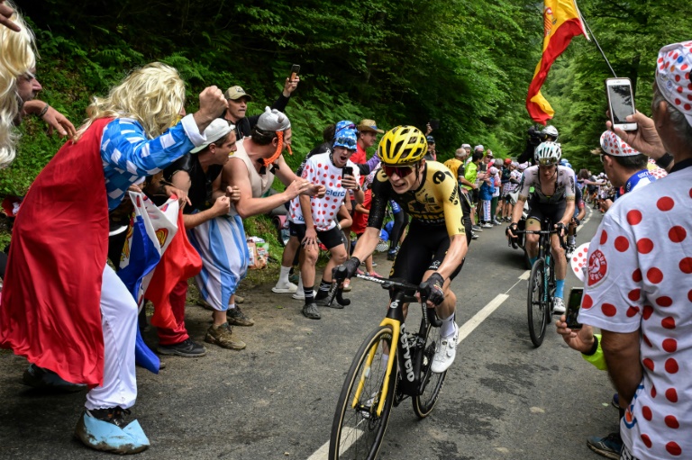 Jonas Vingegaard sur le point de faire craquer Tadej Pogacar dans le col de Marie Blanque, lors de la 5e étape du Tour de France, le 5 juillet 2023
