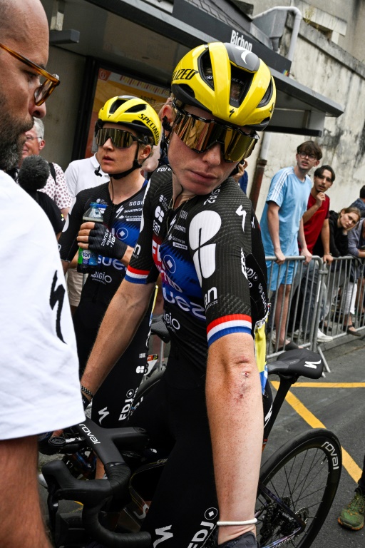 La coureuse de l'équipe FDJ-SUEZ Demi Vollering, retardée par sa chute, franchit la ligne d'arrivée de la 3e étape du Tour de France à Angers, le 28 juillet 2025