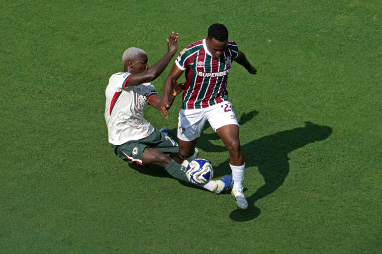 Le milieu de terrain de Chesea Moises Caicedo (g) défend sur le joueur de Fluminense Jhon Arias en demi-finales du Mondial des clubs le 8 juillet 2025 à East Rutherford dans le New Jersey