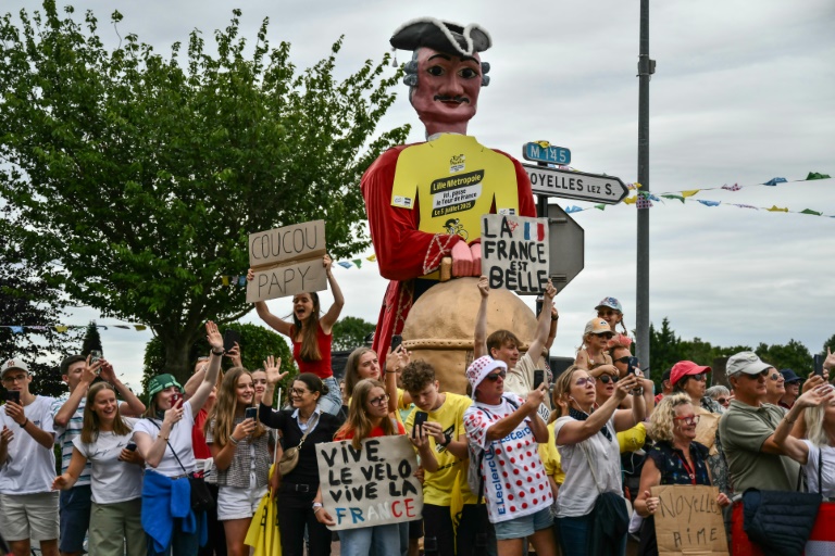 Des spectateurs attendent le peloton lors de la 1re étape du Tour de France, le 5 juillet 2025 dans le Nord