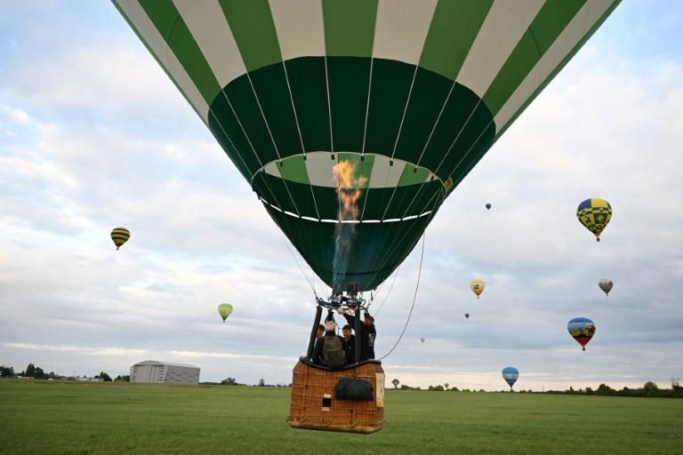 Une montgolfière survole la base de Chambley-Bussières, en Meurthe-et-Moselle, à l'occasion du festival Enenvol, le 28 juillet 2025