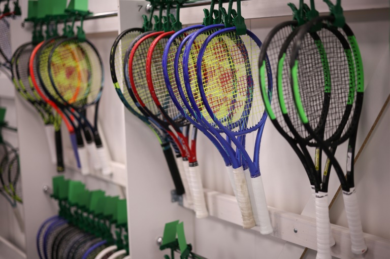 Ces raquettes fraîchement cordées attendent d'être récupérées par leurs propriétaires à l'atelier de cordage de Wimbledon le 5 juillet 2025
