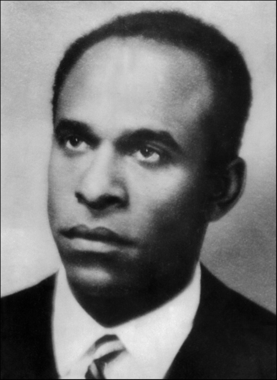 Photo datée des années 50 du psychiatre et révolutionnaire martiniquais Frantz Fanon