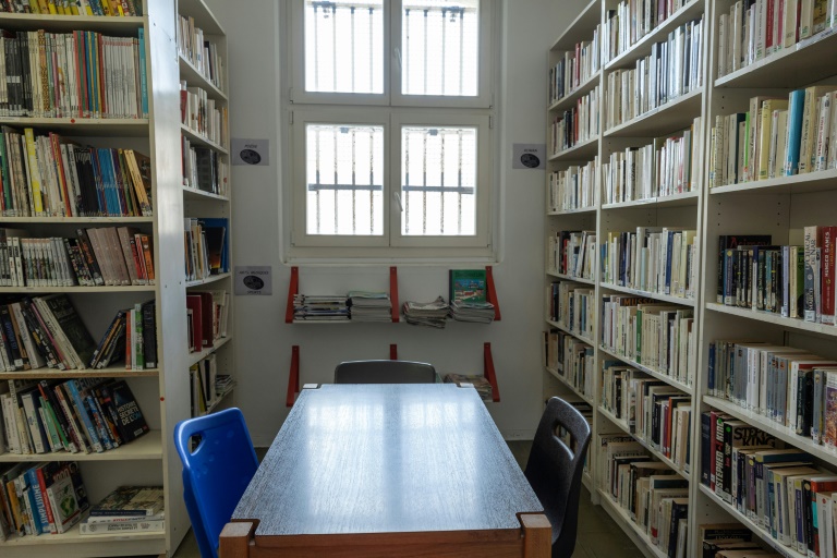 La bibliothèque du Centre National d'Évaluation (CNE), une installation dédiée à l'évaluation de la personnalité et des risques potentiels des détenus, à la prison de Fresnes, située au sud de Paris, le 15 mai 2025