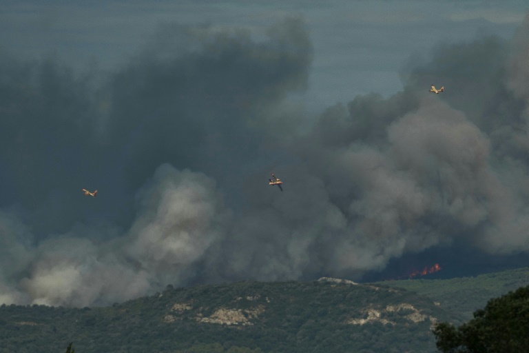 Des avions Canadair luttent contre les flammes près de Narbonne, le 7 juillet 2025