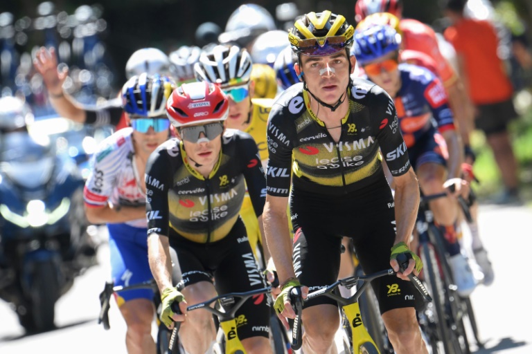 Sepp Kuss en tête du groupe maillot jaune dans les premières pentes du Mont Ventoux le 22 juillet 2025. L'équipier américain de Jonas Vingegaard (en 2e position) a assuré un gros tempo pour isoler Tadej Pogacar
