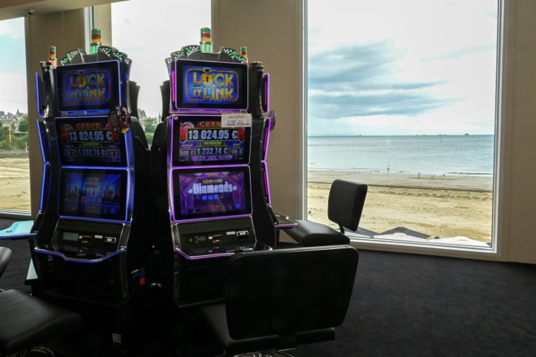 Des machines à sous avec vue sur la plage de l'Ecluse, le jour de la réouverture après la rénovation du casino Barrière à Dinard, le 20 juillet 2025 en Ille-et-Vilaine