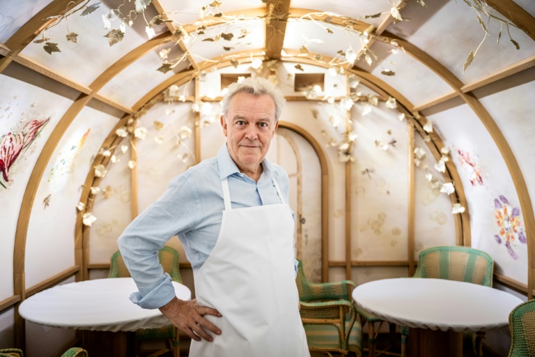Le chef Alain Passard pose dans son restaurant l'Arpège à Paris où il sert désormais une cuisine exclusivement végétale, le 22 juillet 2025