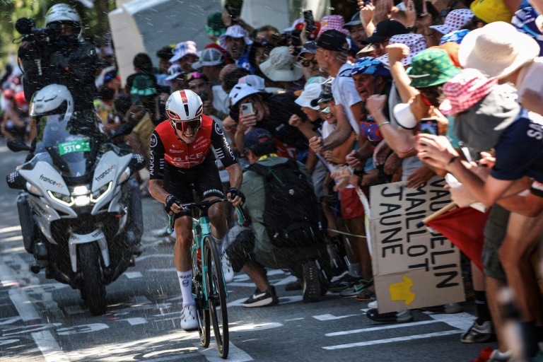 Le coureur français Ewen Costiou dans l'ascension de Mûr-de-Bretagne, lors de la 7e étape du Tour de France, le 11 juillet 2025