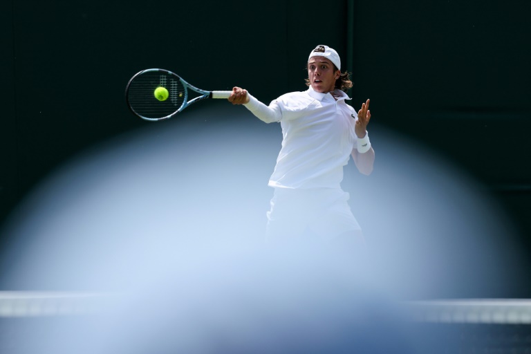 Le Français Arthur Cazaux tape un coup droit contre l'Australien Adam Walton au premier tour de Wimbledon, le 1er juillet 2025 à Londres