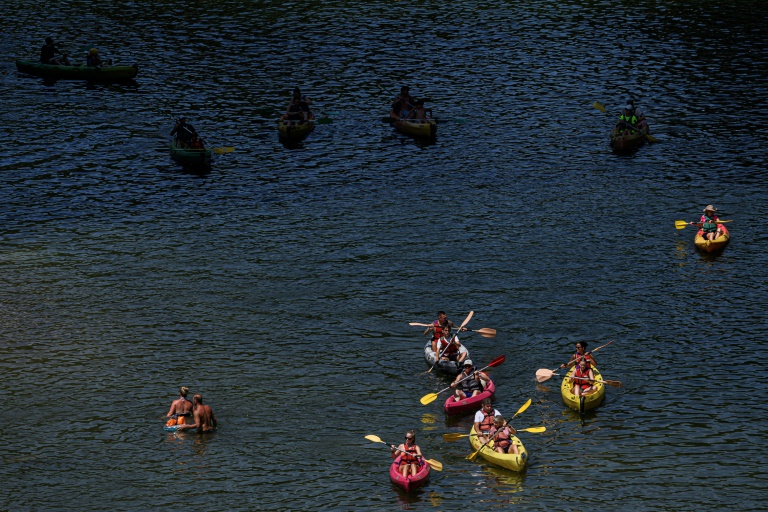 Des vacanciers en canoës et kayaks sur la rivière Ardèche près de Vallon-Pont-d'Arc, le 15 juillet 2025 en Ardèche