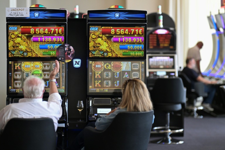 Des machines à sous le jour de la réouverture après la rénovation du casino Barrière à Dinard, le 20 juillet 2025 en Ille-et-Vilaine