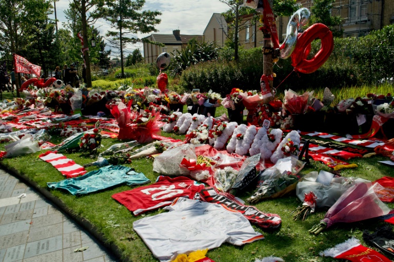 Des maillots et des écharpes de Liverpool déposés près du stade d'Anfield en hommage à Diogo Jota, l'attaquant portugais mort avec son frère dans un accident de la route en Espagne, le 3 juillet 2025