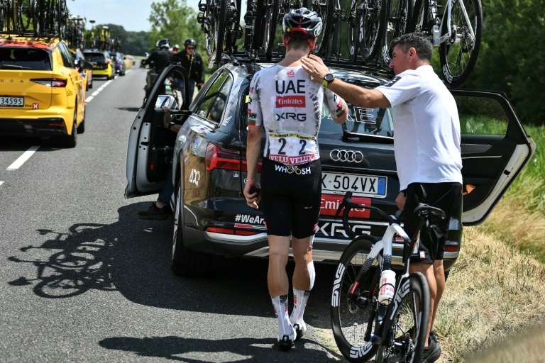 Le lieutenant de Tadej Pogacar, Joao Almeida, blessé, quitte le Tour de France, lors de la 9e étape entre Chinon et Châteauroux, le 13 juillet 2025