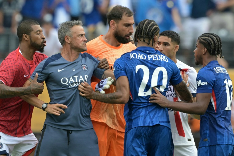 L’entraîneur du PSG Luis Enrique (à gauche) saisit le visage de l’attaquant de Chelsea, Joao Pedro, à l'issue de la finale de la Coupe du monde des clubs remportée par le club anglais, au MetLife Stadium, à East Rutherford, le 13 juillet 2025