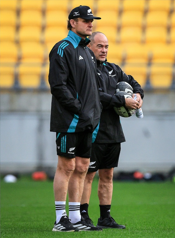Le sélectionneur de la Nouvelle-Zélande, Scott Robertson (à gauche), supervise la séance d'entraînement des All Blacks en vue de leur deuxième test-match international contre la France, au Sky Stadium de Wellington, le 10 juillet 2025.