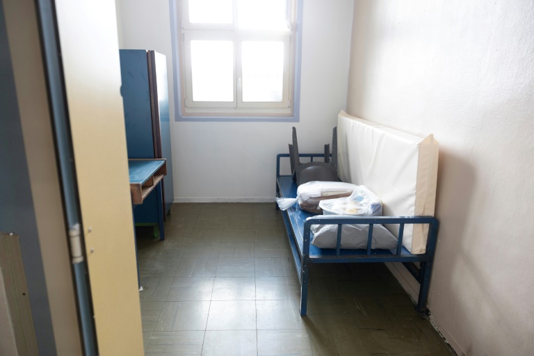 une cellule du Centre National d'Évaluation (CNE), un établissement dédié à l'évaluation de la personnalité et des risques potentiels des détenus, à la prison de Fresnes, à Fresnes, au sud de Paris, le 15 mai 2025
