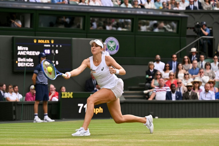 La Suissesse Belinda Bencic en quarts de finale de Wimbledon contre la Russe Mirra Andreeva le 9 juillet 2025 à Londres