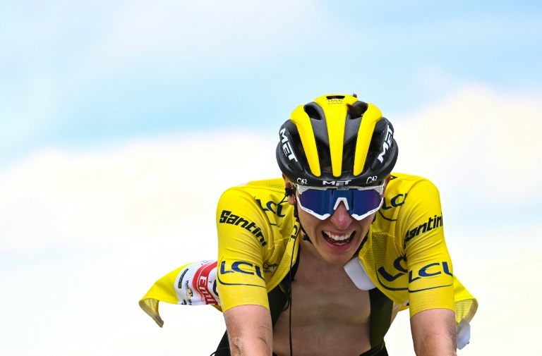 Tadej Pogacar franchit la ligne d'arrivée au col du Granon après avoir été lâché par Jonas Vingegaard, à l'issue de la 11e étape du Tour de France, le 13 juillet 2022