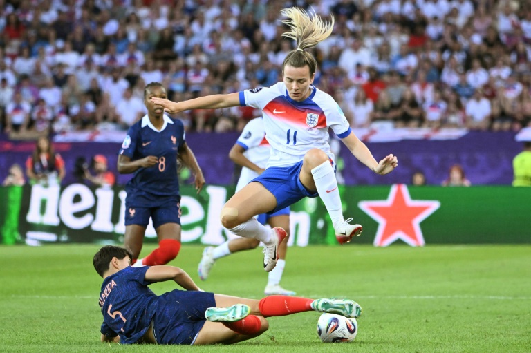 Elisa De Almeida tacle l'attaquante anglaise Lauren Hemp lors du succès des Bleues à Zurich, le 5 juillet 2025