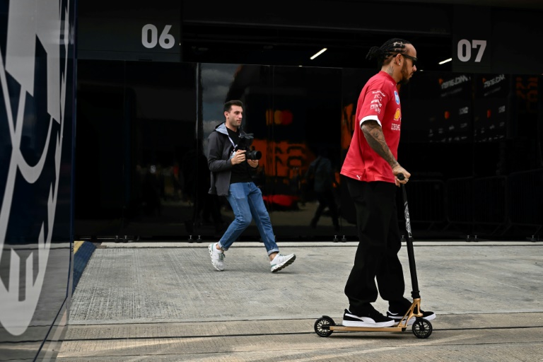 L'empblématique pilote Ferrari Lewis Hamilton à Silverstone, le 3 juillet 2025 à quelques jours du Grand Prix de Grande-Bretagne