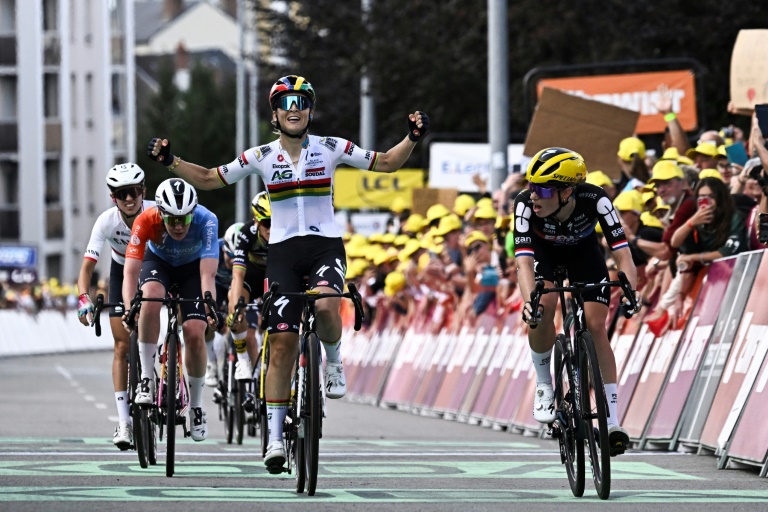 La Mauricienne Kim Le Court lors de sa victoire au sprint dans la 5e étape du Tour de France femmes à Guéret le 30 juillet 2025