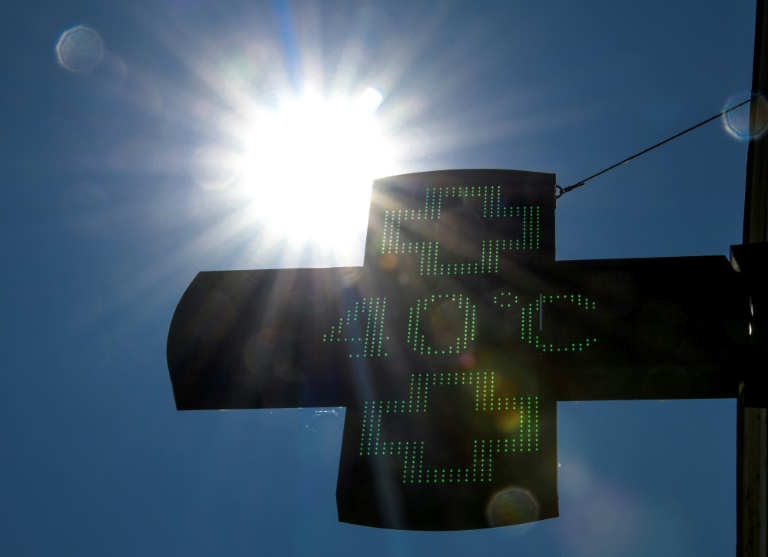 Un thermomètre de pharmacie affiche 40°C, à Lille, le 27 juillet 2018