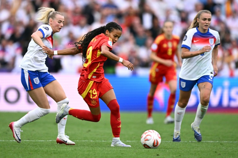 L'attaquante anglaise Chloe Kelly (gauche) et la milieu espagnole Vicky Lopez (centre) lors de la finale de l'Euro-2025 entre l'Espagne et l'Angleterre à Bâle (Suisse) le 27 juillet 2025